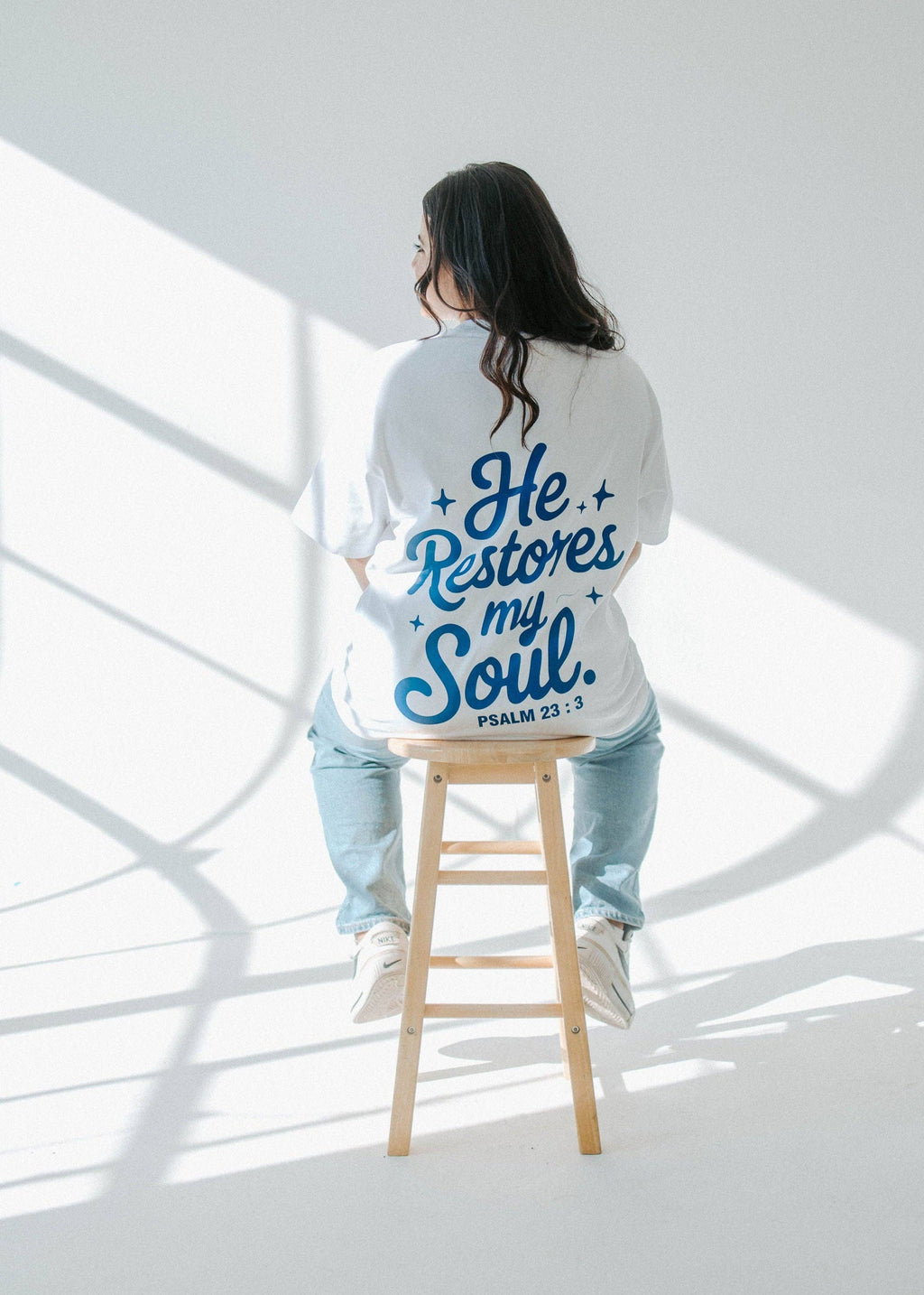 HE RESTORES MY SOUL TEE IN WHITE: XL