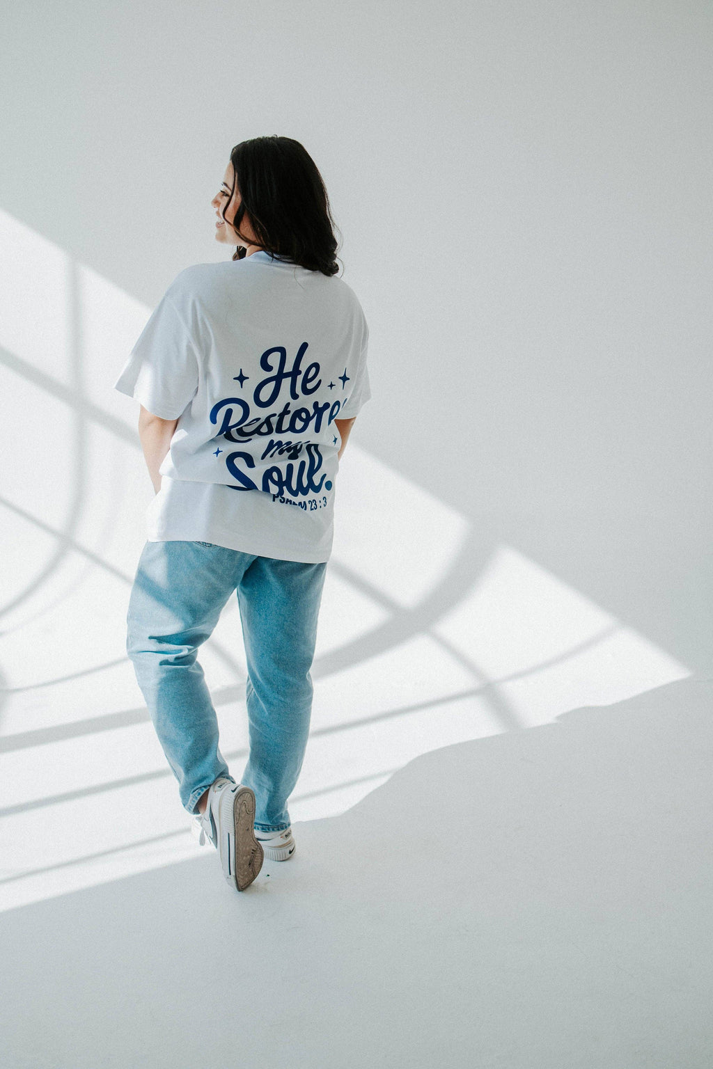 HE RESTORES MY SOUL TEE IN WHITE: 2XL